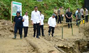 Jokowi Melihat Lokasi Longsor