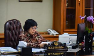 Siti Nurbaya di Ruang Kerjanya