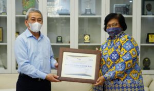 Siti Nurbaya Terima Penghargaan pajak